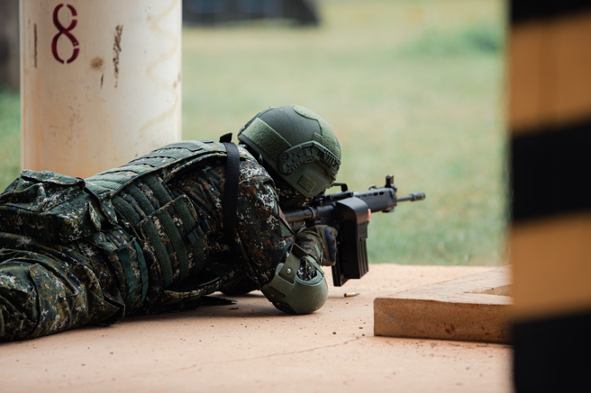 國軍「實戰化新式射擊」臥姿射擊。(軍聞社提供)