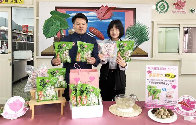 大安农会与全国菇类生产量最大的新社区结合，双履歷原料加持下，让消费者买的安心、吃的健康。（陈世宗摄）