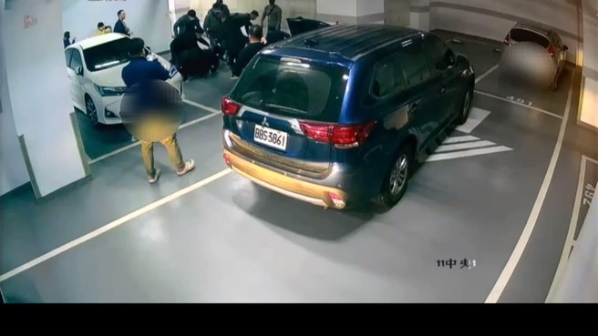 警方见嫌犯出现一拥而上将2名犯嫌压制逮捕。（徐沛琪翻摄）