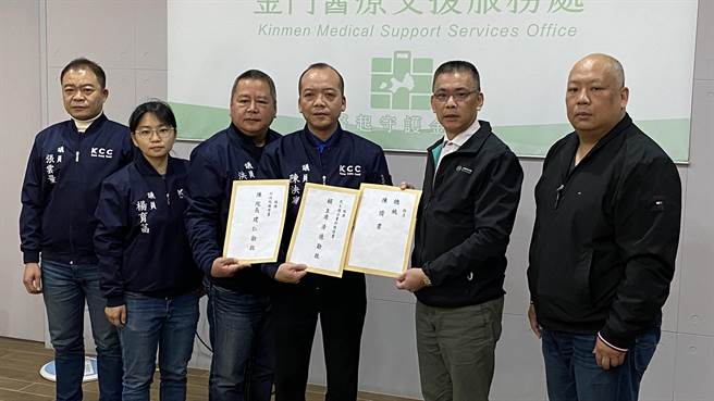 金门县议会两政盟由陈泱瑚（右三）代表递交「永久非军事区」陈情书给民进党金门县党部主委蔡其雍（右二）转交中央。（于家麒摄）