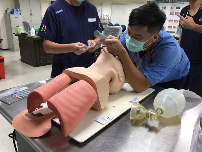 林正杰是高级救护技术员。（林正杰提供／高雄洪靖宜传真）