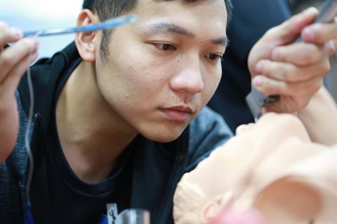 林正杰是高级救护技术员。（林正杰提供／高雄洪靖宜传真）