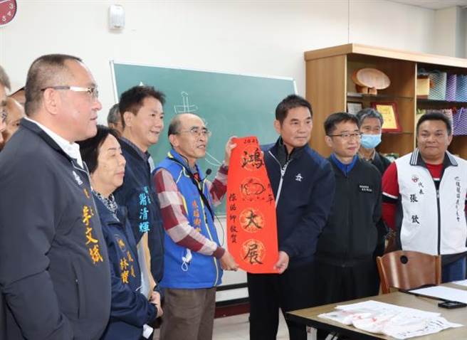 苗栗县长锺东锦允诺要帮老人增购2座桌球桌。（苗栗县政府提供／谢明俊苗栗传真）