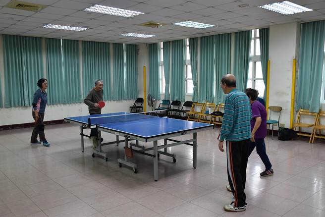 苗栗县老人福利服务中心内桌球运动受到许多长辈欢迎。（谢明俊摄）