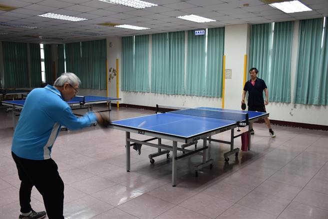 苗栗县老人福利服务中心内桌球运动受到许多长辈欢迎。（谢明俊摄）