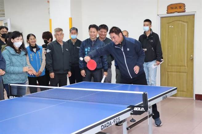 苗栗县长锺东锦允诺要帮老人增购2座桌球桌。（苗栗县政府提供／谢明俊苗栗传真）