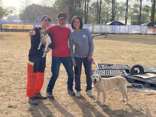 新北市消防局再有2只搜救犬获IRO中级认证。（新北市消防局提供）