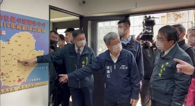 行政院长陈建仁（左二）参访盐水社区心理卫生中心，台南市长黄伟哲（左三）在一旁解说。（行政院提供／张毓翎台南传真）