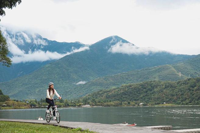 （雄狮两铁旅游列车以「小镇漫游」为核心，带旅客前往花莲鲤鱼潭。图／雄狮旅游提供）