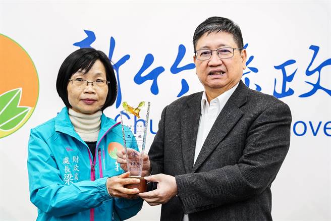 新竹县「债务管理考核」拿下全国第1名，财政处长梁淑惠（左）将荣誉给县长杨文科（右），杨也成为中央认证的「还债王」。（罗浚滨摄）