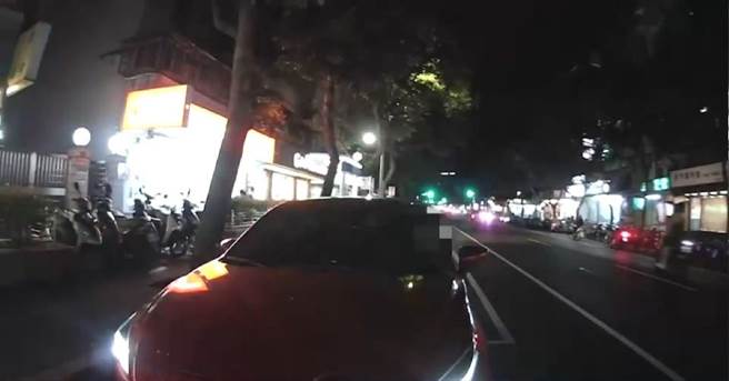 狡诈的黄姓车手头因为违停被警方锁定身分。（警方提供）