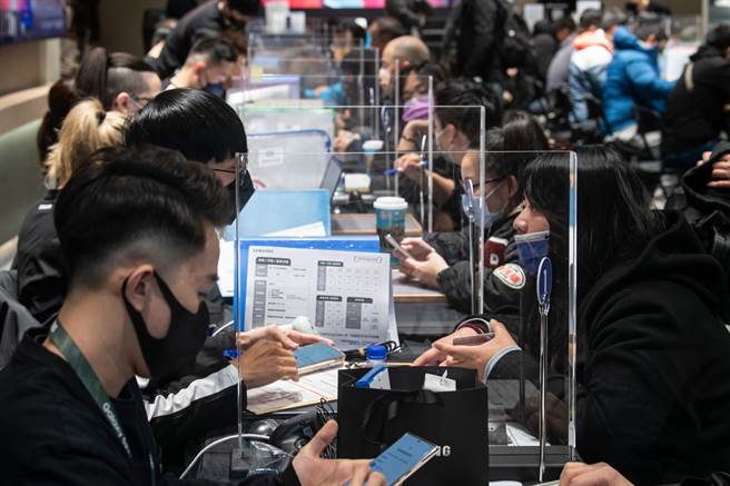 三星Galaxy S23今日开放首波预购民眾优先取货。（三星提供）