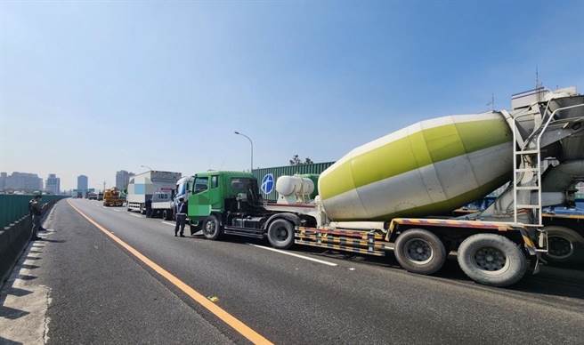 国道1号南向365.5公里处（近高雄交流道）于21日上午10时17分发生4辆大小车追撞事故，幸无人员受伤。（翻摄照片／林瑞益高雄传真）
