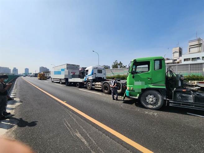 国道1号南向365.5公里处（近高雄交流道）于21日上午10时17分发生4辆大小车追撞事故，幸无人员受伤，图为车祸现场。（翻摄照片／林瑞益高雄传真）