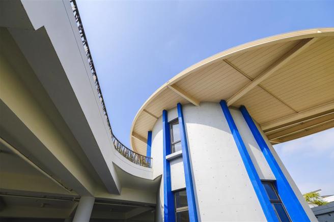 西拉雅國家風景區官田遊客中心裡，弧型建築體的設計靈感，來自西拉雅族的祀壺文化。(圖／莊坤儒)