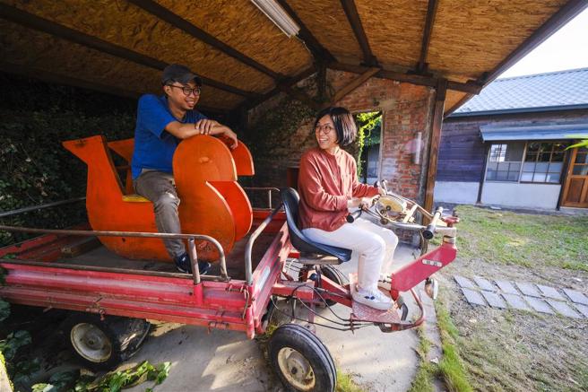 林建叡（左）與羅婉慈（右）活用建築專長，將大崎的農村廢墟改造成好玩的遊戲體驗。(圖／莊坤儒)