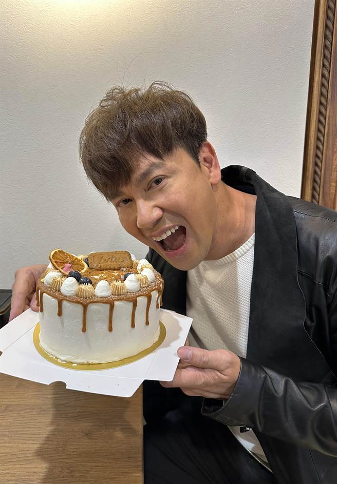 李圣杰开心庆生，也宣布开唱计划。（华纳音乐提供）