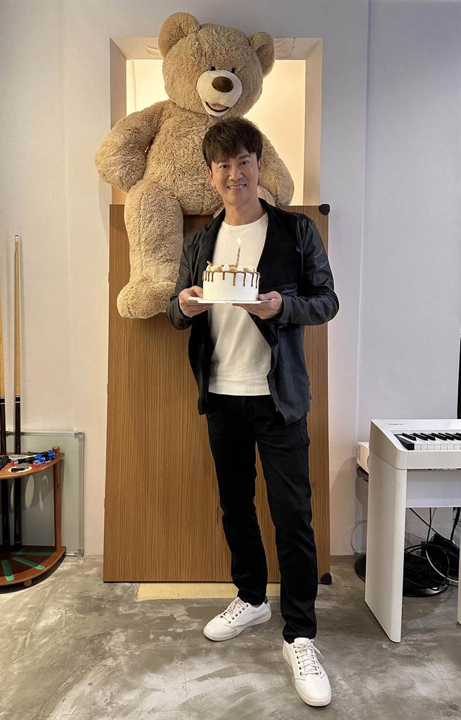 李圣杰开心庆生，也宣布开唱计划。（华纳音乐提供）