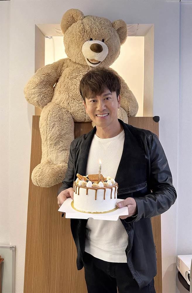 李圣杰开心庆生，也宣布开唱计划。（华纳音乐提供）