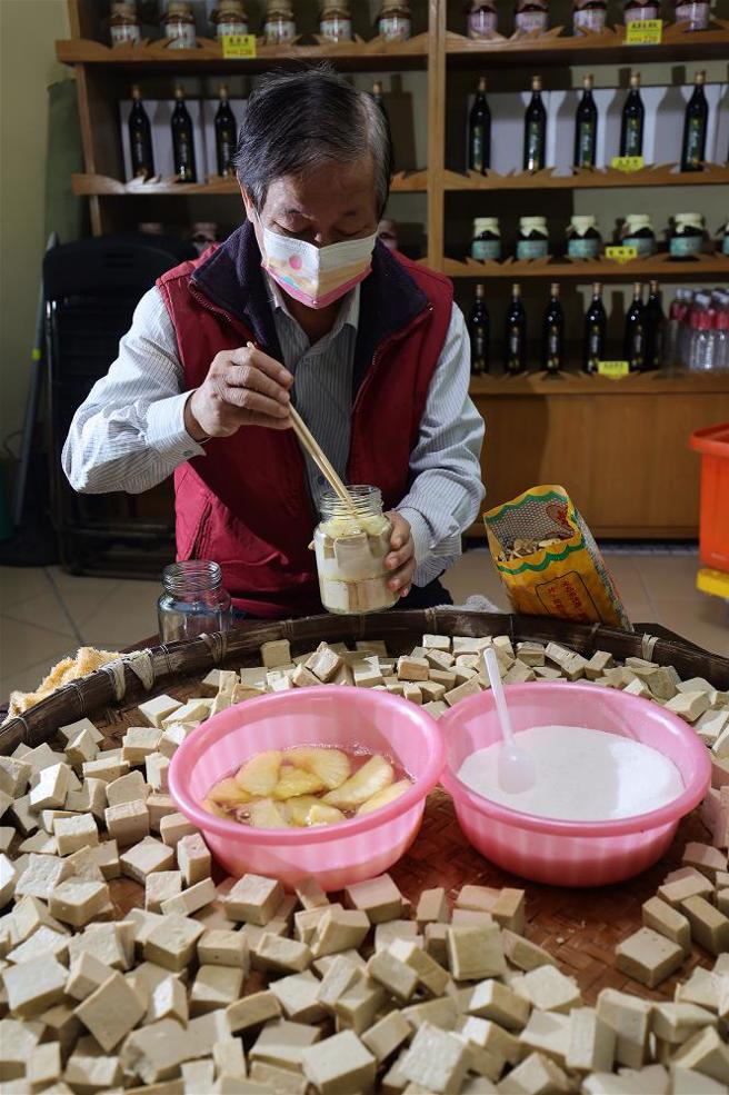 板豆腐、鳳梨、砂糖、米酒依序入罐，再加幾片甘草提味，就等時間舞出釀造的好滋味。(圖／林格立)