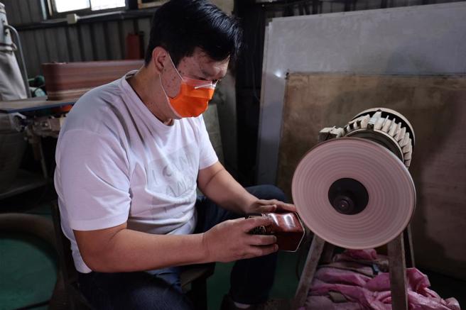 台灣二胡製琴名師李十三，從宜蘭的大自然智慧中，找到使琴身更輕盈的方法。(圖／林格立)