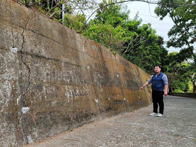 曹嘉豪说，理解民眾想要绿化的美意，但这样的方法确实有疑虑，民眾小看排水孔对挡土墙的作用。（吴建辉摄）
