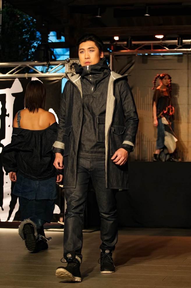 台北海大国合长林威克也当起模特儿走秀，狂讚学生作品很强大。（台北海大提供）