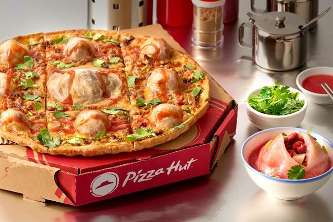 必胜客「呷霸王红糟肉圆比萨」每一片都吃得到一颗完整肉圆，即日起限时限量开卖。（必胜客提供）