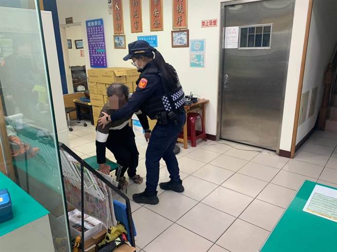 員警找到徹夜未歸的許男，發現他原來是被反鎖在修車廠倉庫。(警方提供／呂筱蟬桃園傳真)