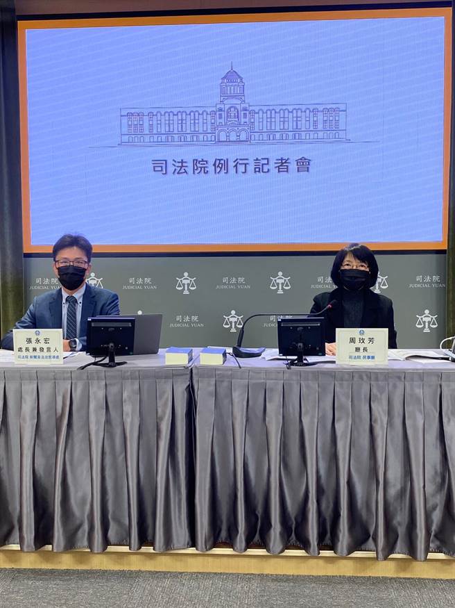 司法院民事厅厅长周玫芳（图右）与发言人张永宏说明，当事人对于法官办理劳动事件的满意度超过8成。（林伟信摄）