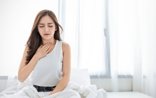 喉咙痛吃喉糖舒缓，医师提醒注意4件事，别把它当成药。（示意图／Shutterstock）