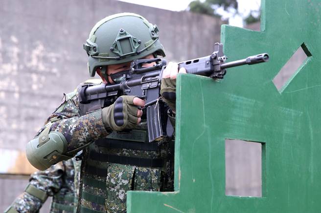 為因應未來作戰型態，陸軍實施實戰化射擊訓練，官兵必須從距離靶目標125公尺處，以躍進方式前進，在距離目標75公尺處採臥、跪、立姿等多元化射擊方式，對於官兵心肺功能及射擊穩定度有相當程度要求。（黃世麒攝）