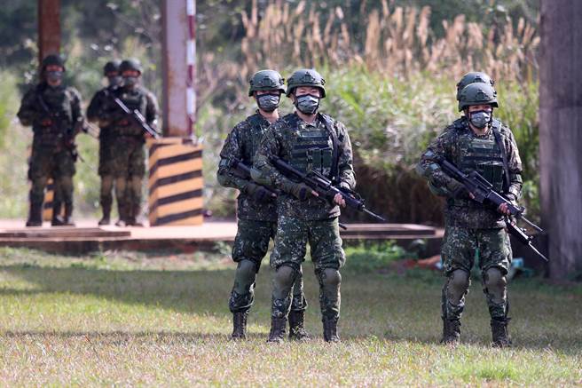 為因應未來作戰型態，陸軍實施實戰化射擊訓練，官兵全副武裝，在準備區持槍待發。（黃世麒攝）