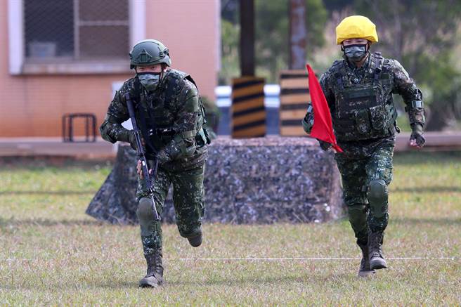 為因應未來作戰型態，陸軍實施實戰化射擊訓練，官兵必須從距離靶目標125公尺處，以躍進方式前進，在距離目標75公尺處採臥、跪、立姿等多元化射擊方式，對於官兵心肺功能及射擊穩定度有相當程度要求。（黃世麒攝）