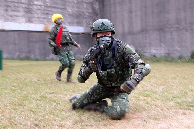 為因應未來作戰型態，陸軍實施實戰化射擊訓練，官兵必須採臥、跪、立姿等多元化射擊方式，透過躍進後射擊，對於官兵心肺功能及射擊穩定度有相當程度要求。（黃世麒攝）