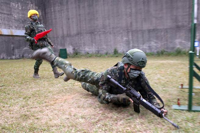 為因應未來作戰型態，陸軍實施實戰化射擊訓練，官兵必須採臥、跪、立姿等多元化射擊方式，透過躍進後射擊，對於官兵心肺功能及射擊穩定度有相當程度要求。（黃世麒攝）
