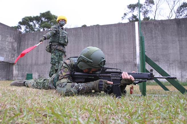 為因應未來作戰型態，陸軍實施實戰化射擊訓練，官兵必須從距離靶目標125公尺處，以躍進方式前進，在距離目標75公尺處採臥、跪、立姿等多元化射擊方式，對於官兵心肺功能及射擊穩定度有相當程度要求。（黃世麒攝）