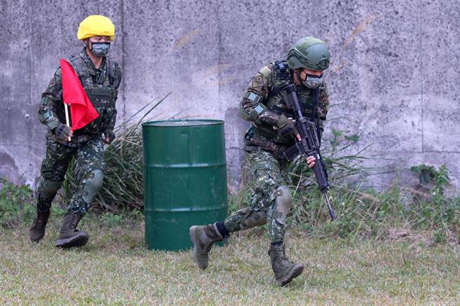 為因應未來作戰型態，陸軍實施實戰化射擊訓練，官兵必須從距離靶目標125公尺處，以躍進方式前進，在距離目標75公尺處採臥、跪、立姿等多元化射擊方式，對於官兵心肺功能及射擊穩定度有相當程度要求。（黃世麒攝）