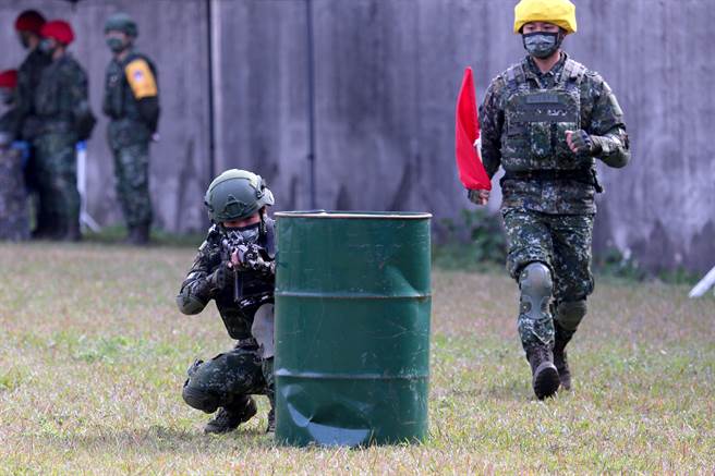 為因應未來作戰型態，陸軍實施實戰化射擊訓練，官兵必須從距離靶目標125公尺處，以躍進方式前進，在距離目標75公尺處採臥、跪、立姿等多元化射擊方式，對於官兵心肺功能及射擊穩定度有相當程度要求。（黃世麒攝）