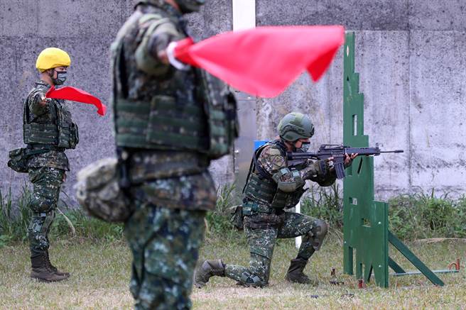 為因應未來作戰型態，陸軍實施實戰化射擊訓練，官兵必須從距離靶目標125公尺處，以躍進方式前進，在距離目標75公尺處採臥、跪、立姿等多元化射擊方式，對於官兵心肺功能及射擊穩定度有相當程度要求。（黃世麒攝）