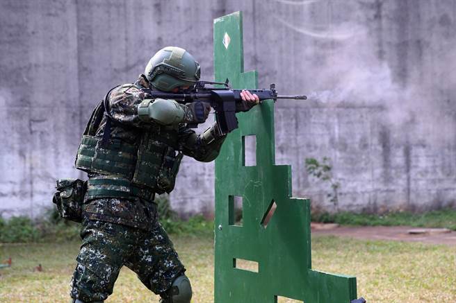 為因應未來作戰型態，陸軍實施實戰化射擊訓練，官兵必須從距離靶目標125公尺處，以躍進方式前進，在距離目標75公尺處採臥、跪、立姿等多元化射擊方式，對於官兵心肺功能及射擊穩定度有相當程度要求。（黃世麒攝）