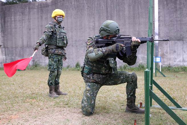 為因應未來作戰型態，陸軍實施實戰化射擊訓練，官兵必須從距離靶目標125公尺處，以躍進方式前進，在距離目標75公尺處採臥、跪、立姿等多元化射擊方式，對於官兵心肺功能及射擊穩定度有相當程度要求。（黃世麒攝）