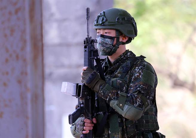 國軍傳統步槍射擊訓練多為定距、定向、單一目標及固定臥姿，缺乏變化，且打靶的次數及子彈發數不足，無法應付複雜的實際作戰環境。圖為官兵實施175公尺臥姿射擊訓練，端槍走進靶線就位。（黃世麒攝）