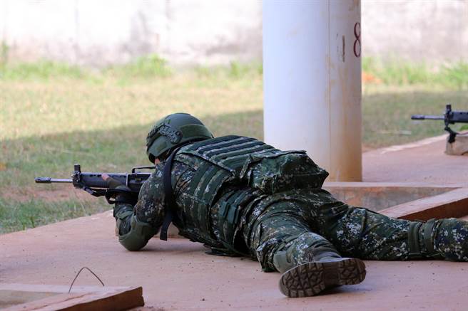 國軍傳統步槍射擊訓練多為定距、定向、單一目標及固定臥姿，缺乏變化，且打靶的次數及子彈發數不足，無法應付複雜的實際作戰環境。圖為官兵實施175公尺臥姿射擊訓練。（黃世麒攝）
