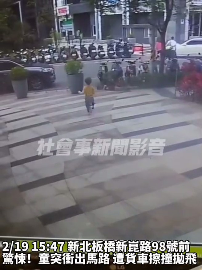 男童衝向马路监视器曝光。（简铭柱翻摄）