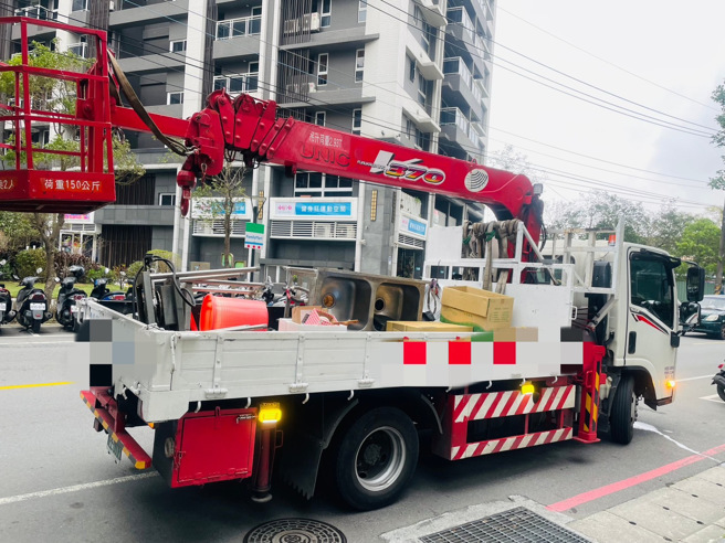 肇事的大货车。（简铭柱翻摄）