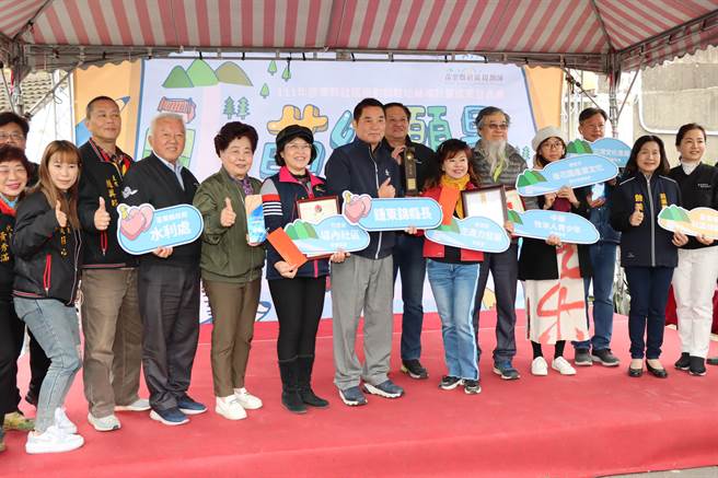 苗栗县长锺东锦表扬环境改造评比前3名的社区。（苗栗县政府提供／李京升苗栗传真）