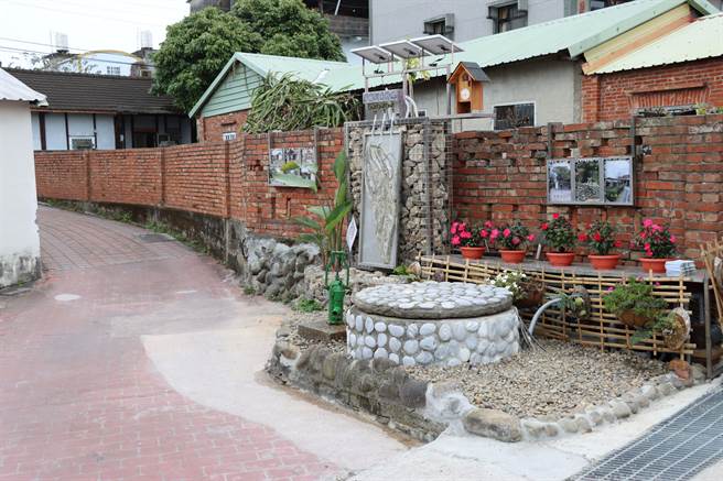 石墻村环境改造让围墙角落整洁乾净引人伫足。（苗栗县政府提供／李京升苗栗传真）
