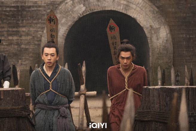 張若昀（右）和費啟鳴是難兄難弟。（愛奇藝國際站提供）