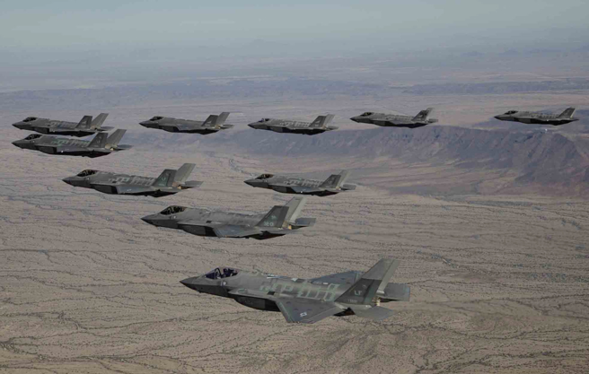10架F-35隐形战机编队飞行的资料照。（美国空军）